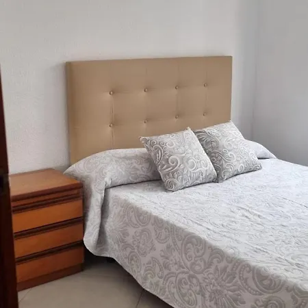 2 A 100 M De La Playa De Poniente Homestay