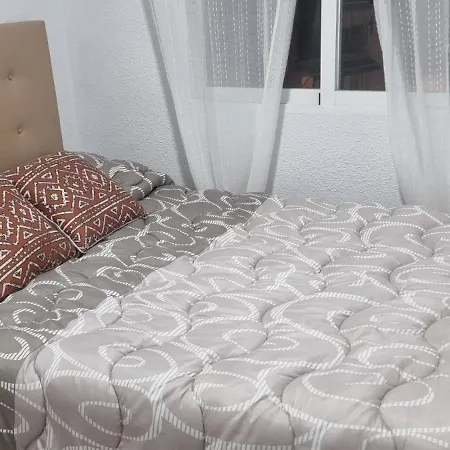 2 A 100 M De La Playa De Poniente Homestay