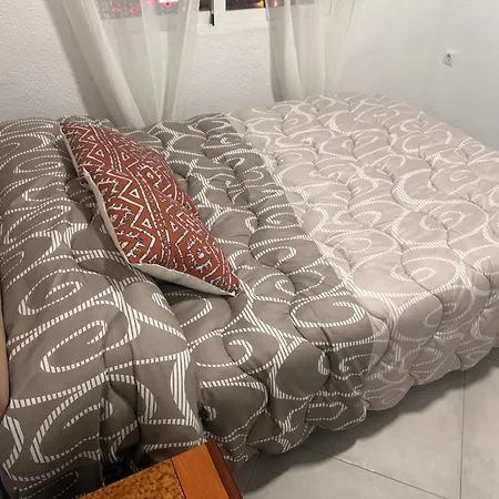 2 A 100 M De La Playa De Poniente Homestay